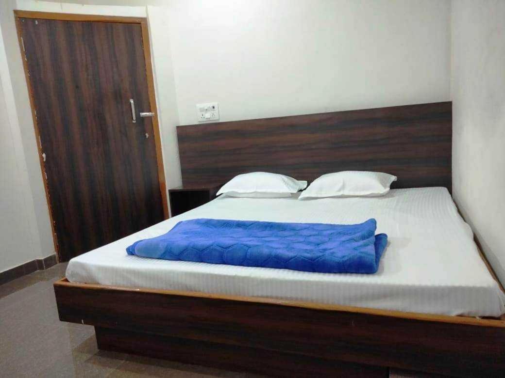 SPOT ON 81055 Bgn Guest House Rooms - Housity