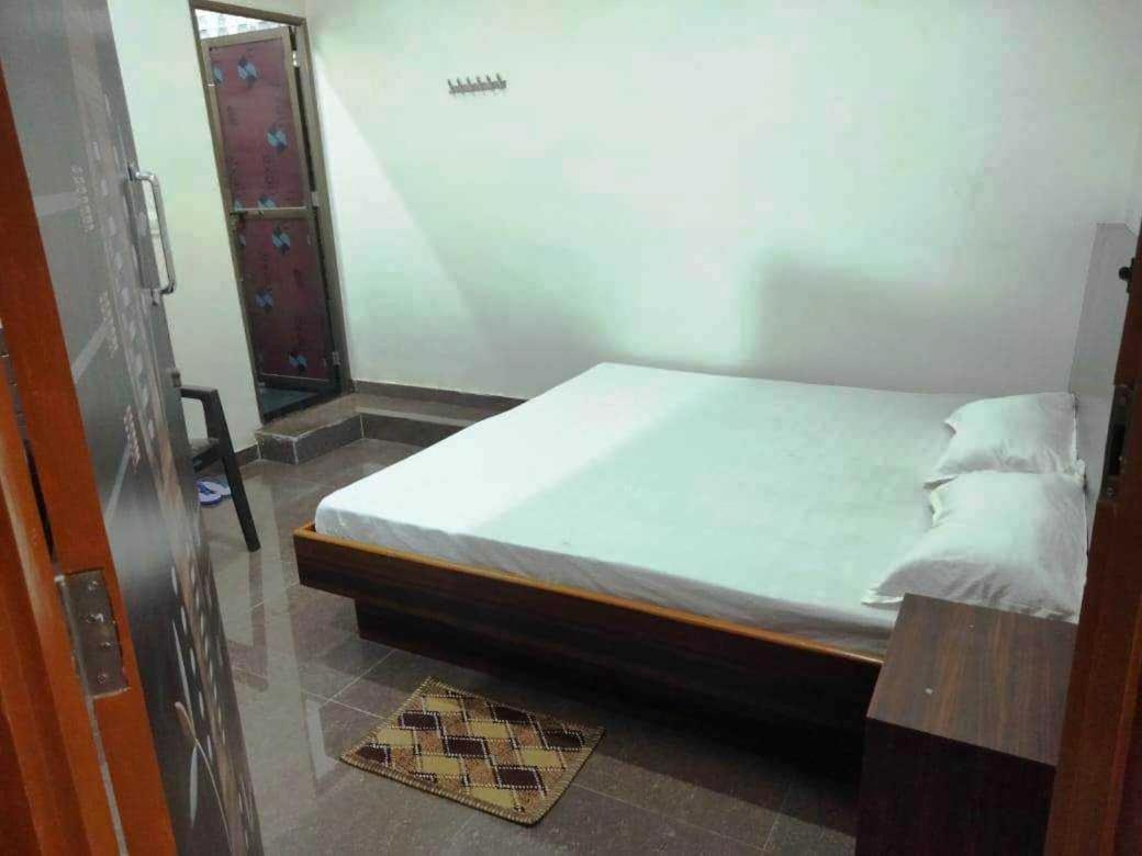 SPOT ON 81055 Bgn Guest House Rooms - Housity