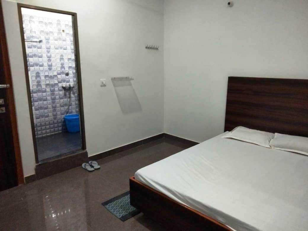 SPOT ON 81055 Bgn Guest House Rooms - Housity