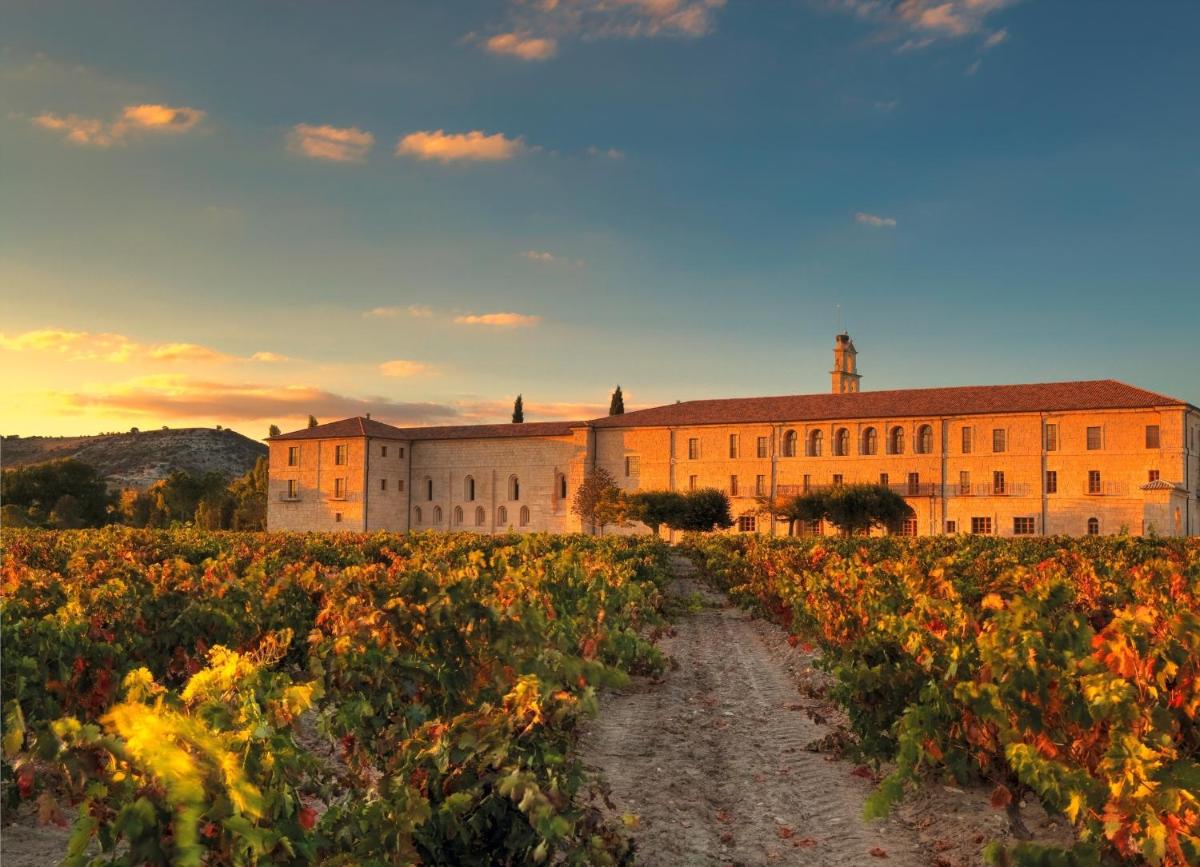 un campo de flores frente a un edificio en Abadia Retuerta LeDomaine, en Sardoncillo
