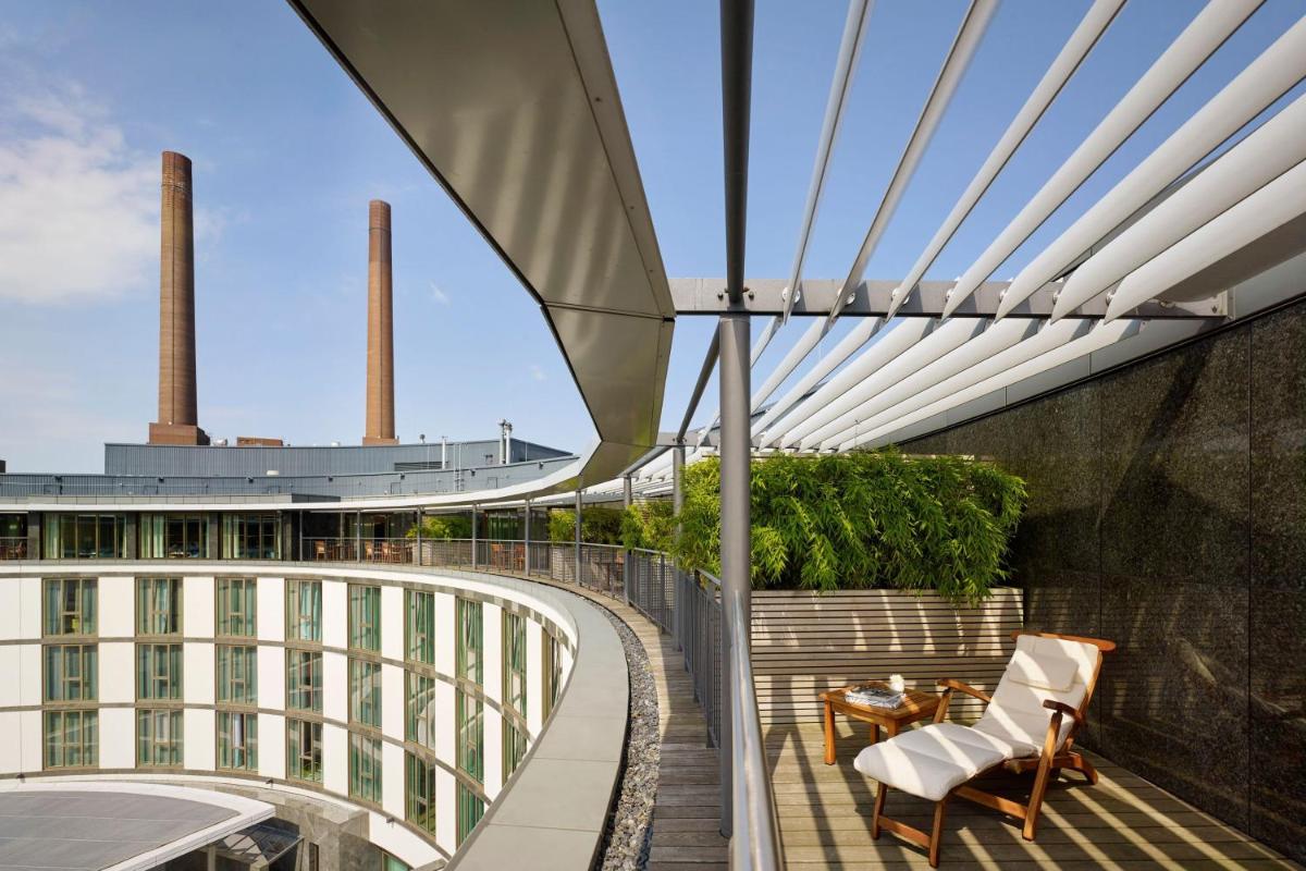 Ein Balkon oder eine Terrasse in der Unterkunft The Ritz-Carlton, Wolfsburg