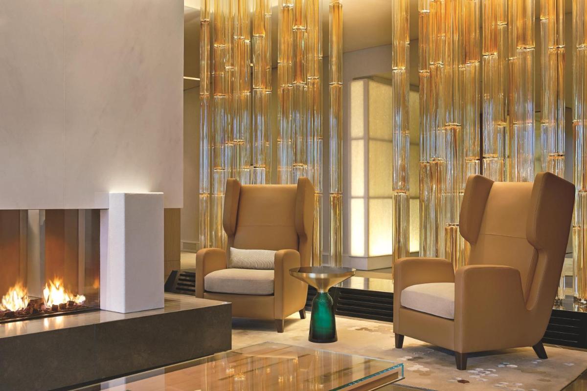 Ein Sitzbereich in der Unterkunft The Ritz-Carlton, Wolfsburg