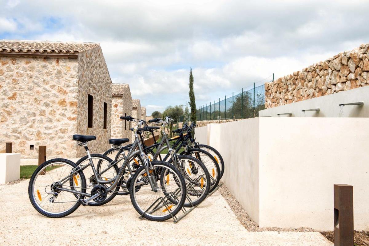 Montar en bicicleta en Hotel Son Trobat Wellness & Spa o alrededores