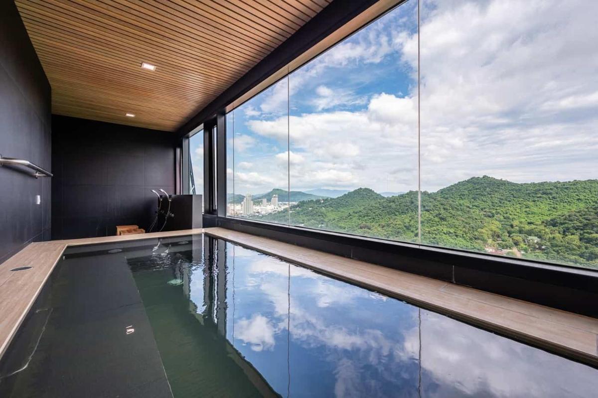Mountain view condo with infinity rooftop pool and onsen - Housity