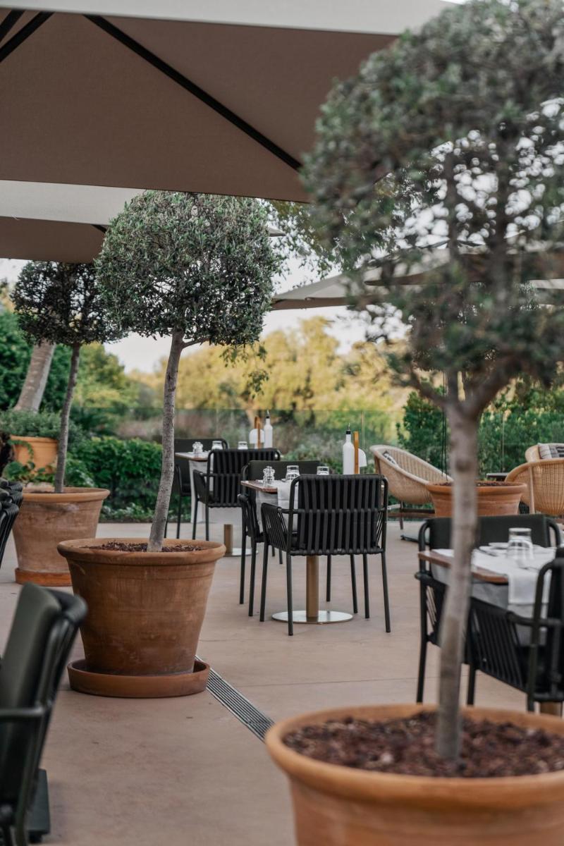 Un restaurante o sitio para comer en Son Brull Hotel & Spa