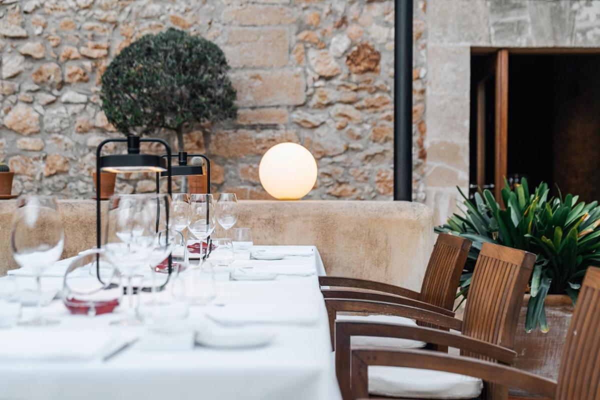 Un restaurante o sitio para comer en Son Brull Hotel & Spa