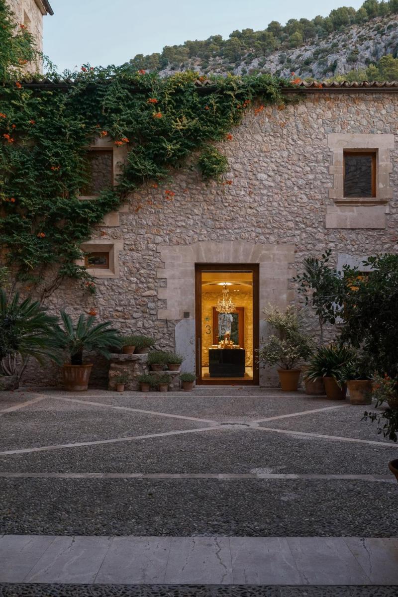 un edificio de piedra con una puerta en el medio en Son Brull Hotel & Spa, en Pollensa