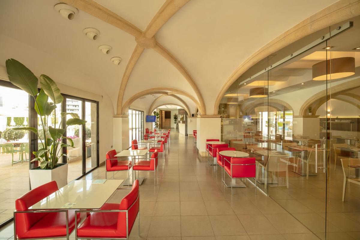 Un restaurante o sitio para comer en Hotel RH Portocristo & Wellness
