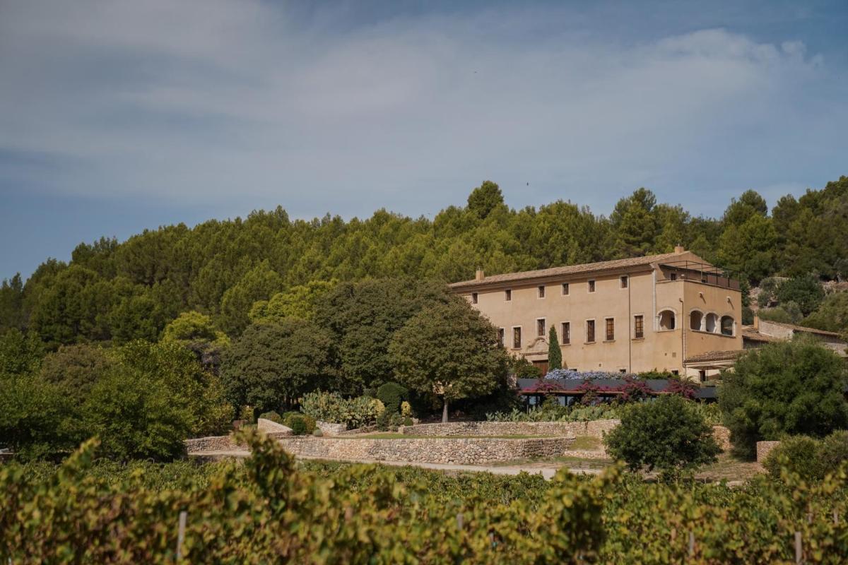 un edificio en medio de un campo con árboles en Son Brull Hotel & Spa, en Pollensa