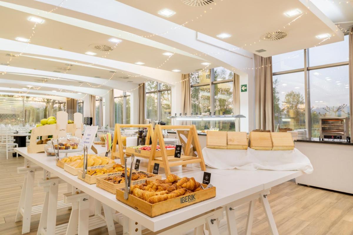 Comida en o cerca de este hotel