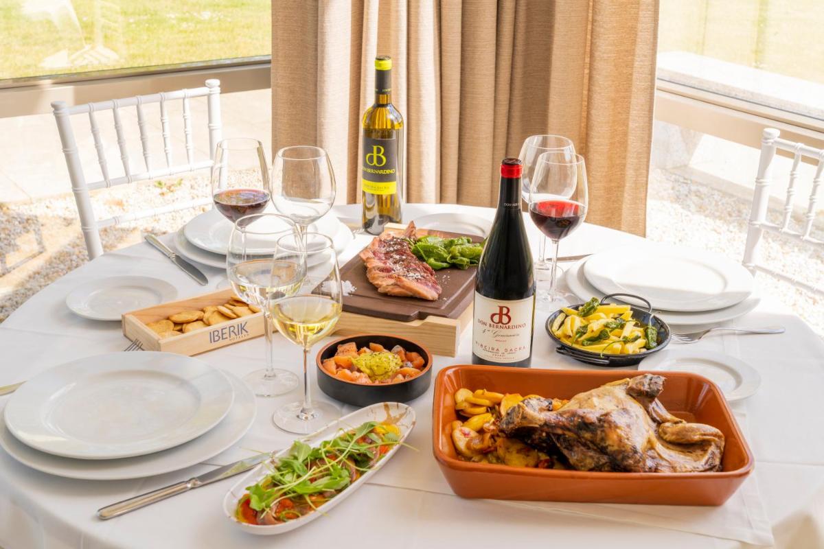 Comida en o cerca de este hotel