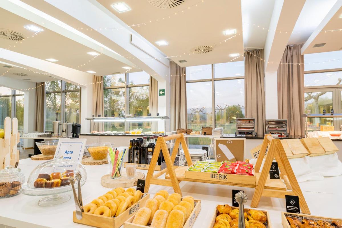 Comida en o cerca de este hotel