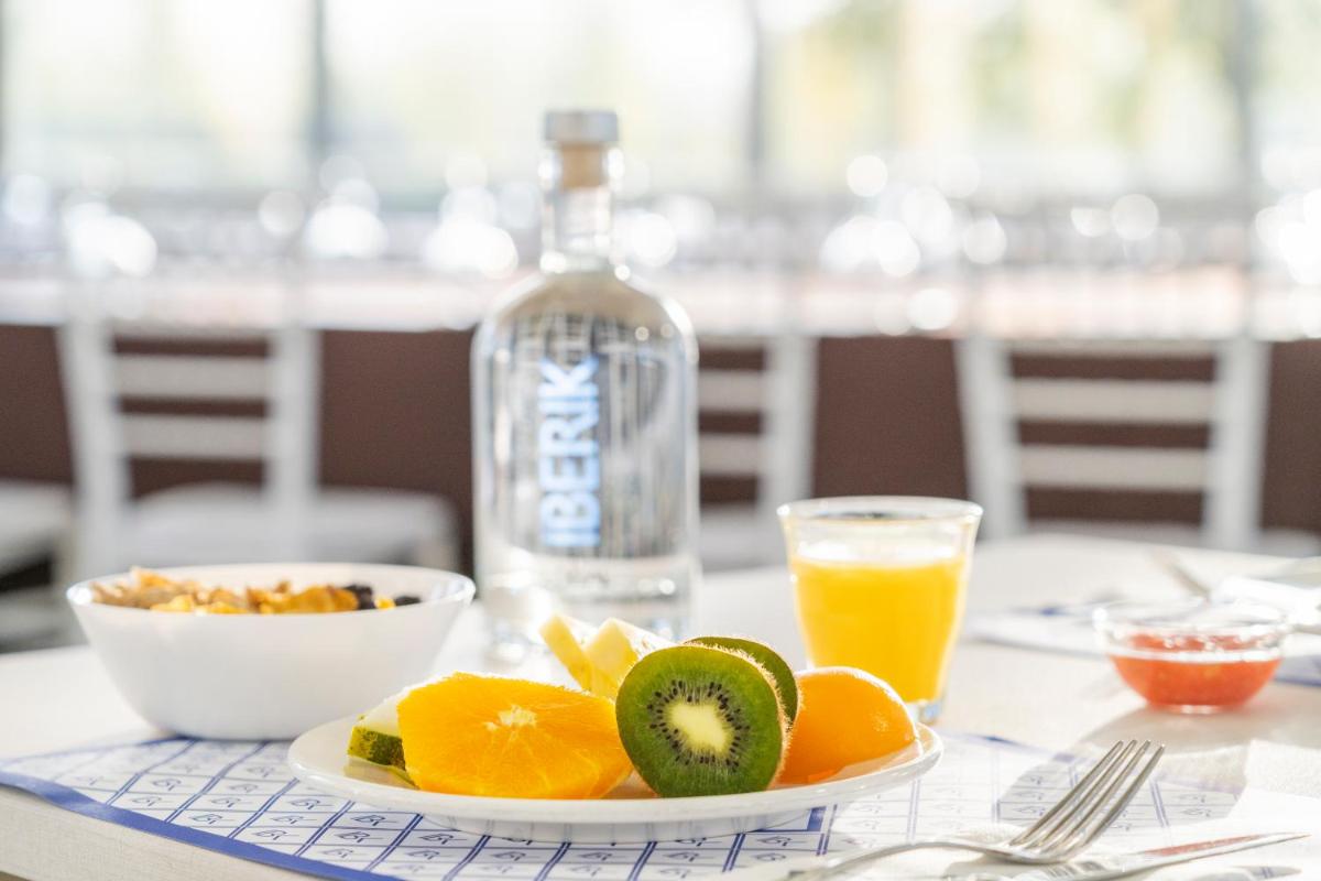 Comida en o cerca de este hotel