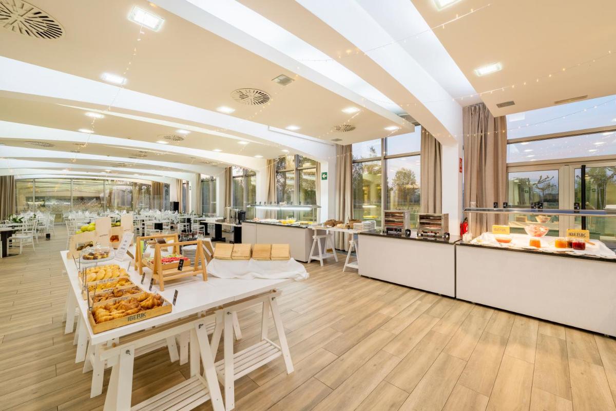 Comida en o cerca de este hotel