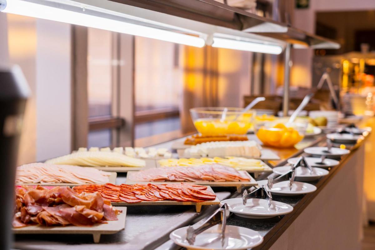 Comida en o cerca de este hotel
