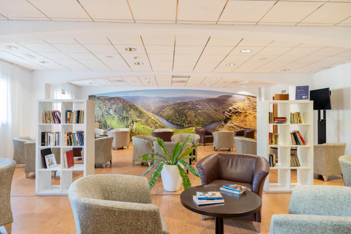 una sala de espera con una pintura en la pared en IBERIK Augas Santas Balneario & Golf, en Pantón