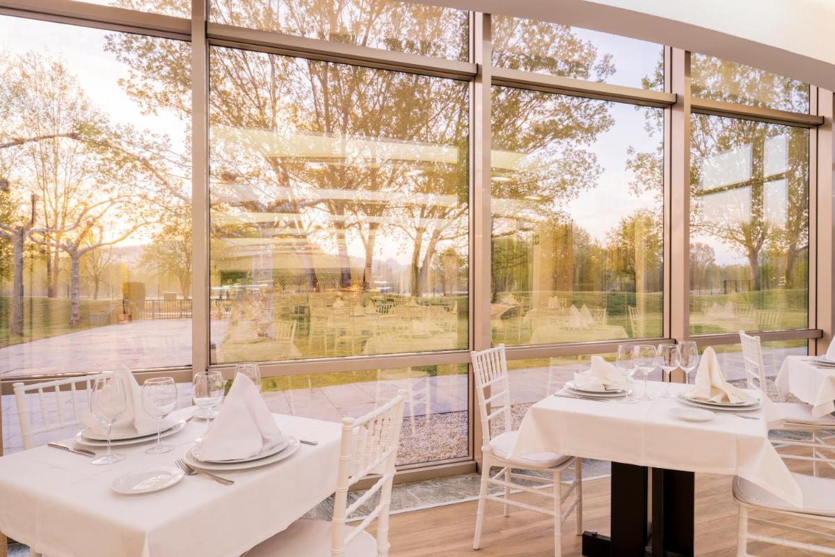 Un restaurante o sitio para comer en IBERIK Augas Santas Balneario & Golf