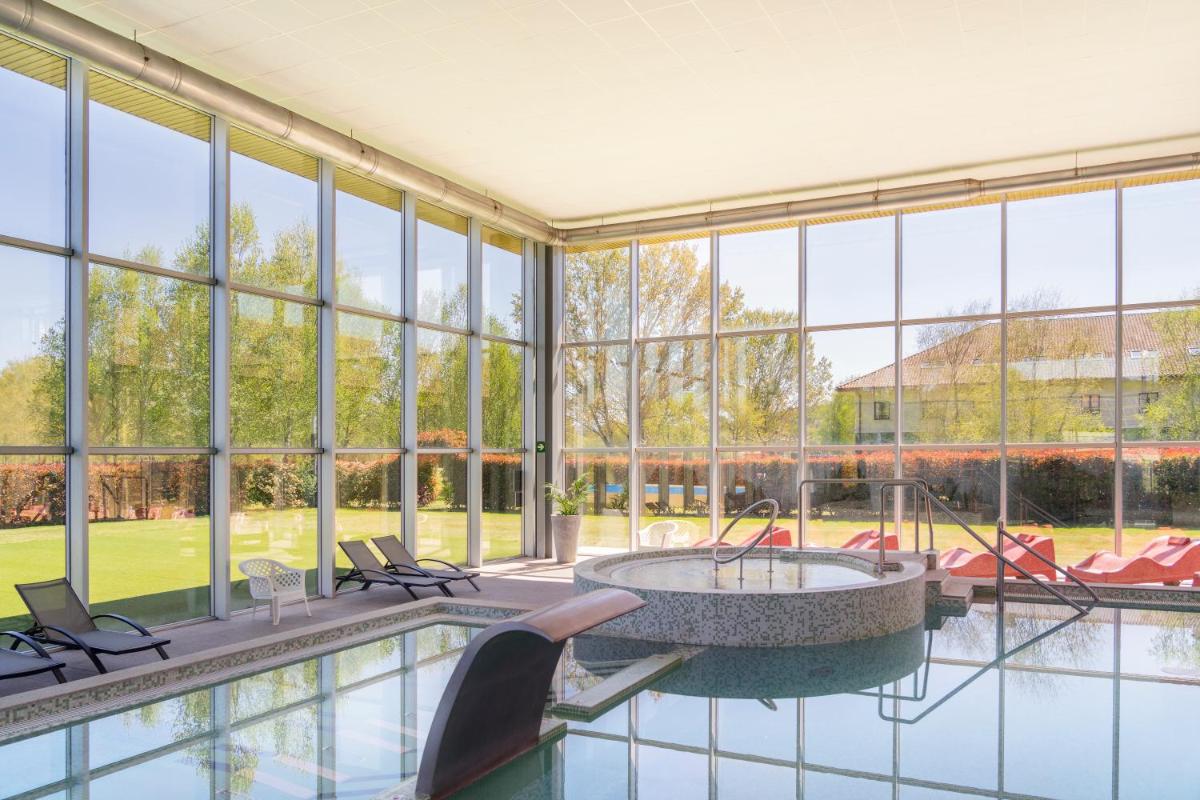 Piscina en o cerca de IBERIK Augas Santas Balneario & Golf