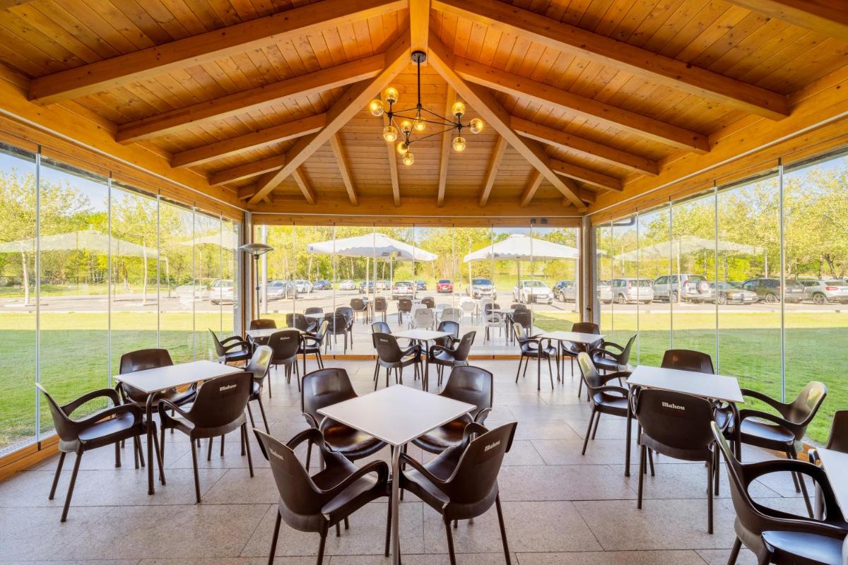 Un restaurante o sitio para comer en IBERIK Augas Santas Balneario & Golf