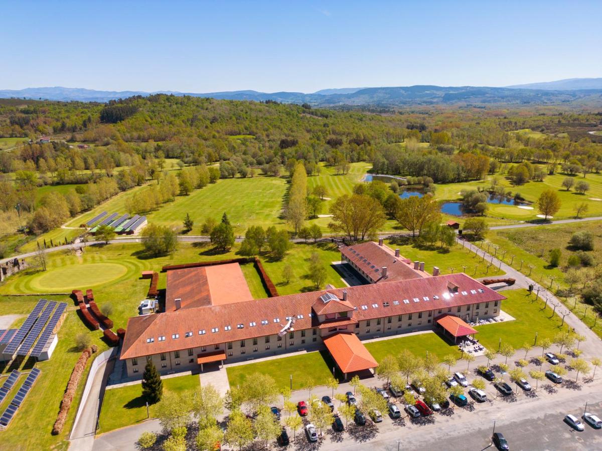 una vista aérea de un edificio con un campo y árboles en IBERIK Augas Santas Balneario & Golf, en Pantón