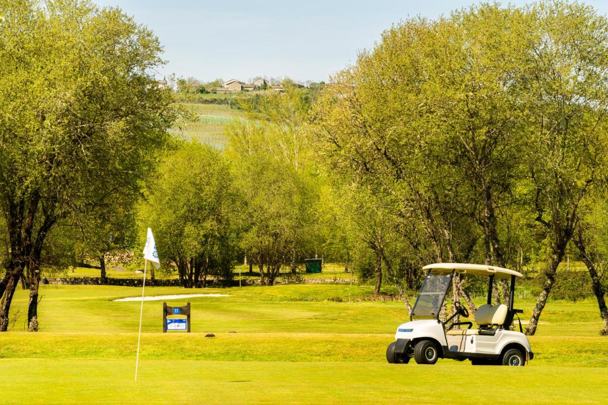 Instalaciones para jugar al golf en el hotel o alrededores