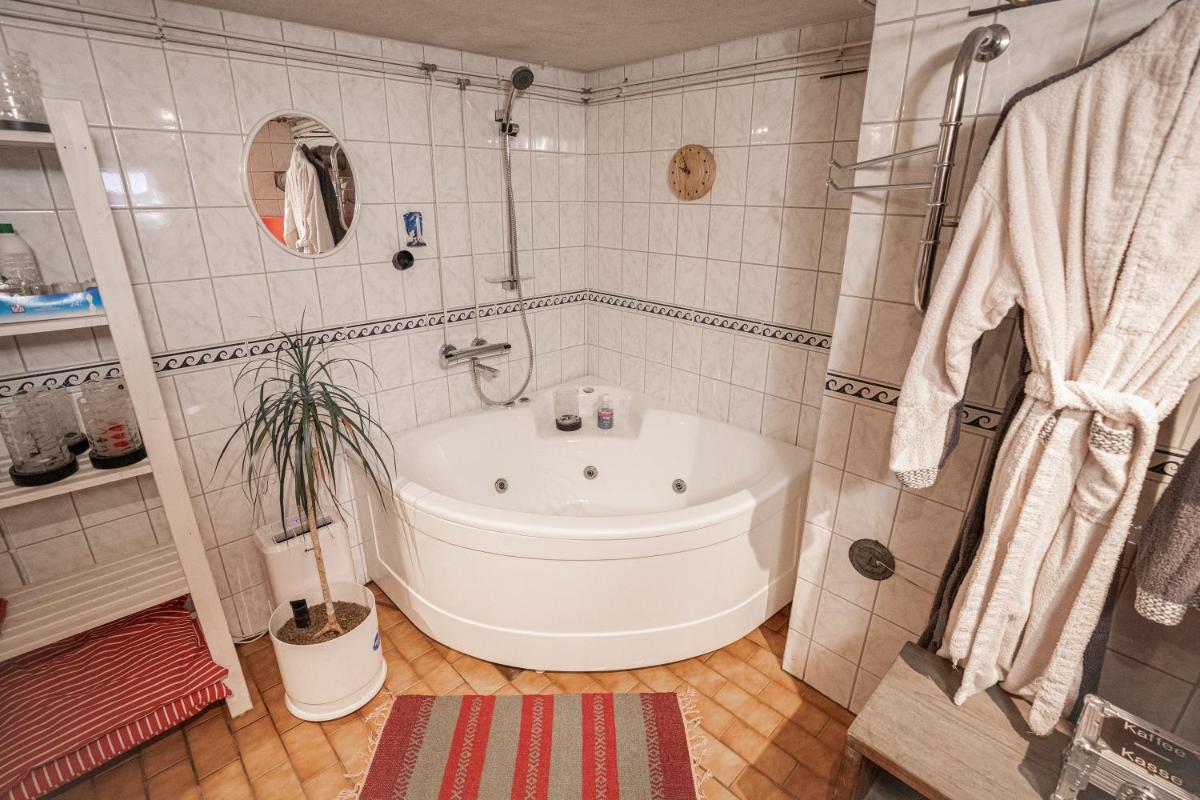 Mukava kellarihuoneisto jossa sauna ja poreallas - Housity