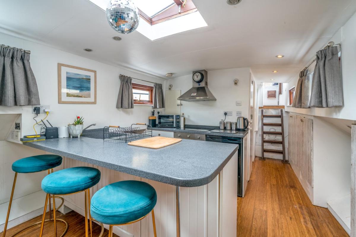 ALTIDO Graceful 2-bed Dutch barge near Tower Bridge - Housity