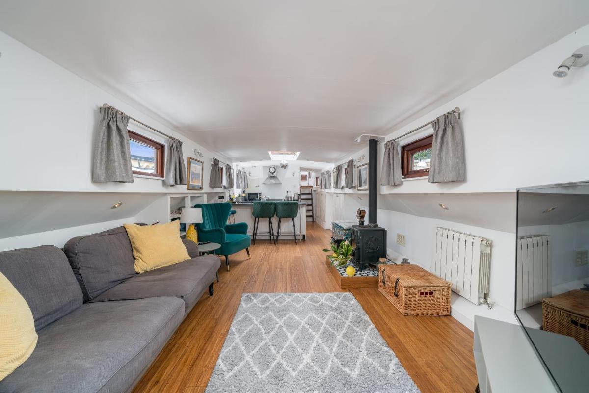 ALTIDO Graceful 2-bed Dutch barge near Tower Bridge - Housity