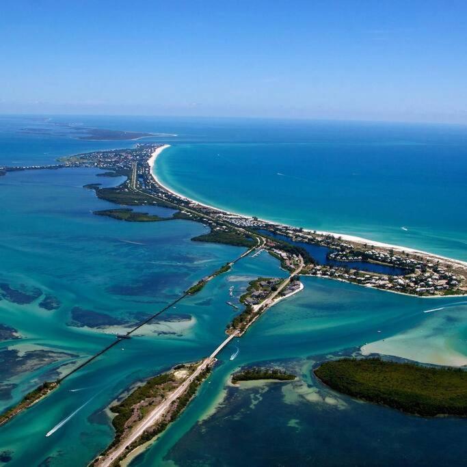 Beautiful Canal & Gulf Waterfront Home - Housity