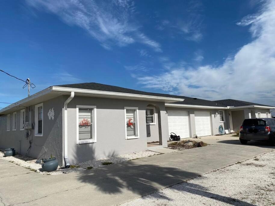 Beautiful Canal & Gulf Waterfront Home - Housity