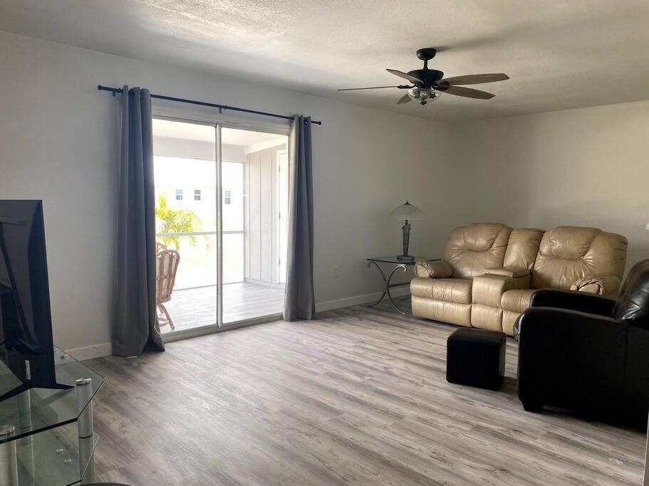 Beautiful Canal & Gulf Waterfront Home - Housity