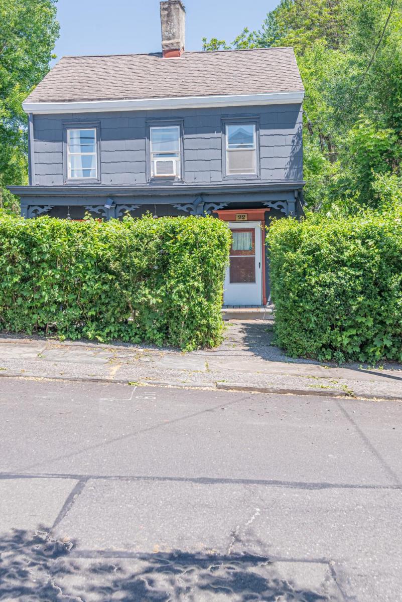 Cozy Kingston NY Cottage, In the Roundout - Housity