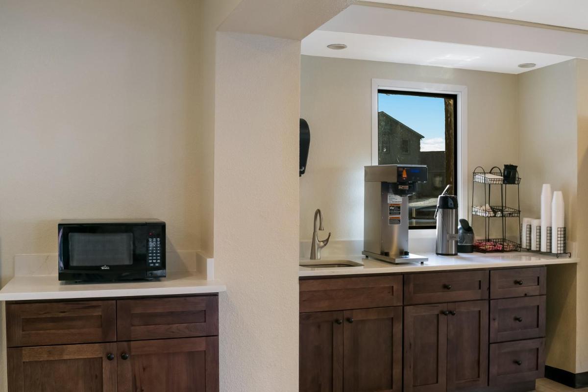Red Roof Inn Denver - Housity