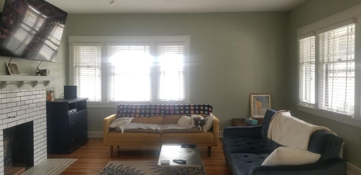 420 Friendly Charming 3 Bedroom, Walk To Downtown - Housity