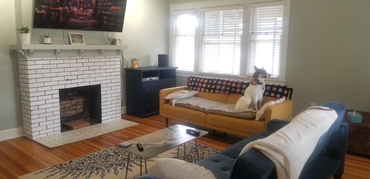 420 Friendly Charming 3 Bedroom, Walk To Downtown - Housity