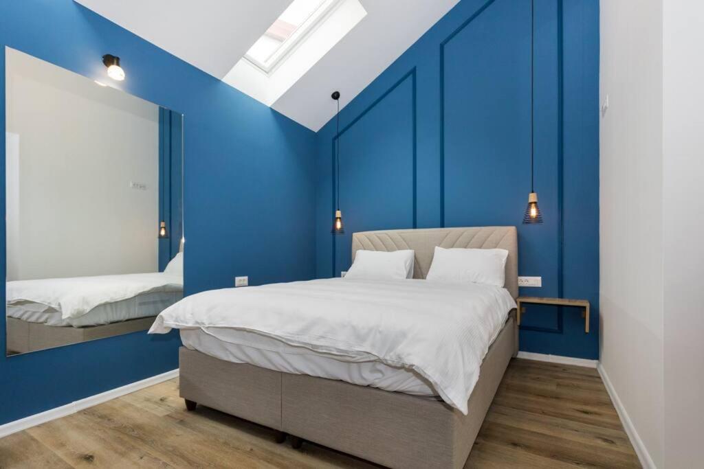 Royal Blue Apartment - Housity