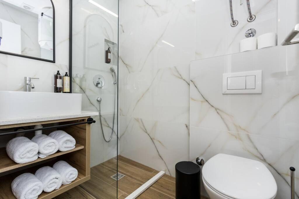 Royal Blue Apartment - Housity