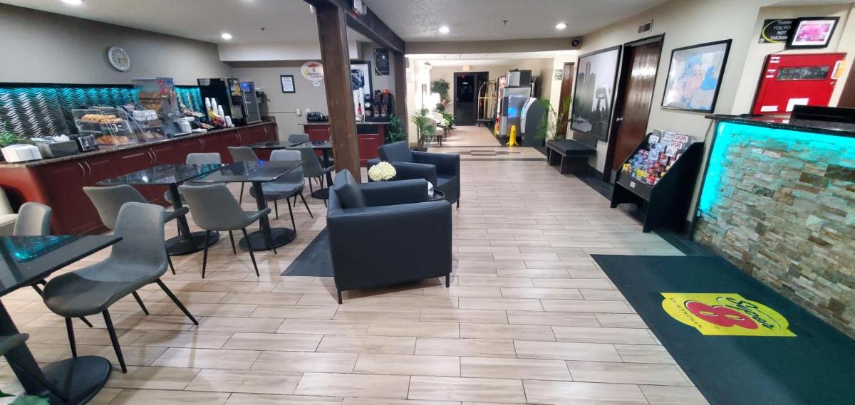 Super 8 by Wyndham Sterling Heights/Detroit Area - Housity