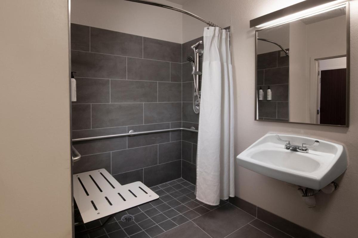 Fairfield by Marriott Inn & Suites Fossil Creek - Housity