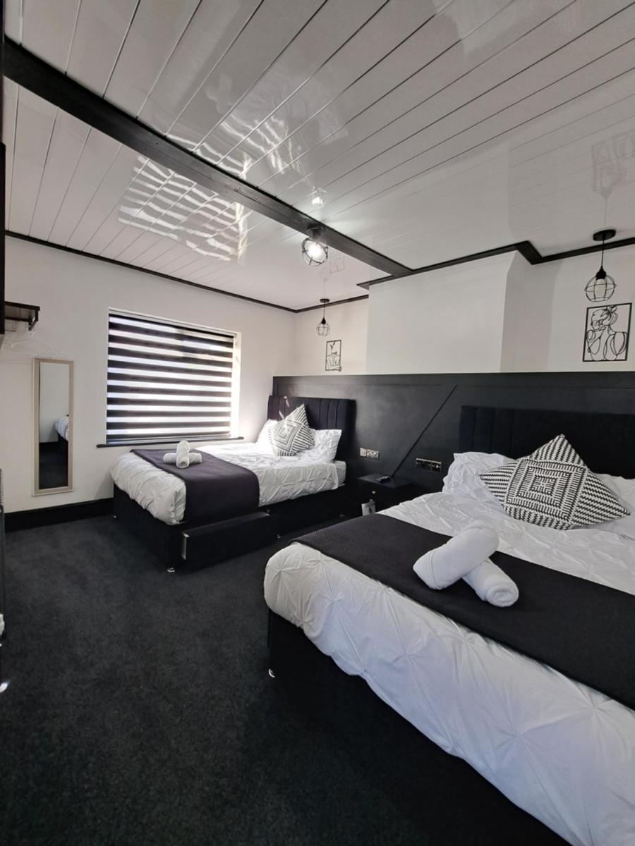 Family Holiday with Hot tub , Family groups only - Housity