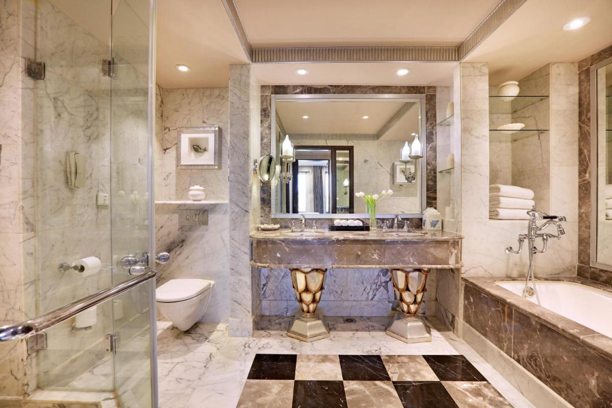 a bathroom with a sink and a tub and a toilet at ITC Maratha, a Luxury Collection Hotel, Mumbai in Mumbai