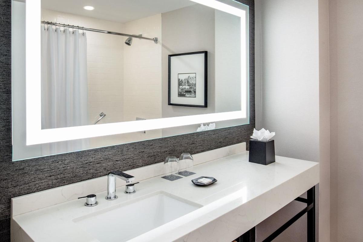 Sheraton Portsmouth Harborside Hotel - Housity