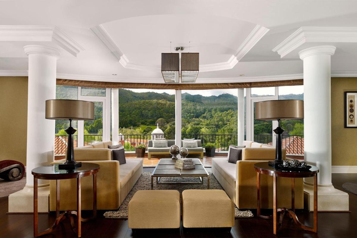 Uma área de estar em Penha Longa Resort