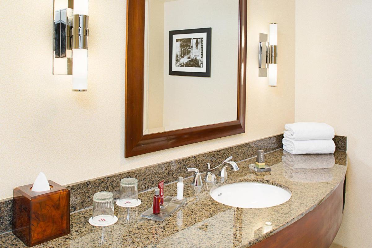 Los Angeles Marriott Burbank Airport - Housity
