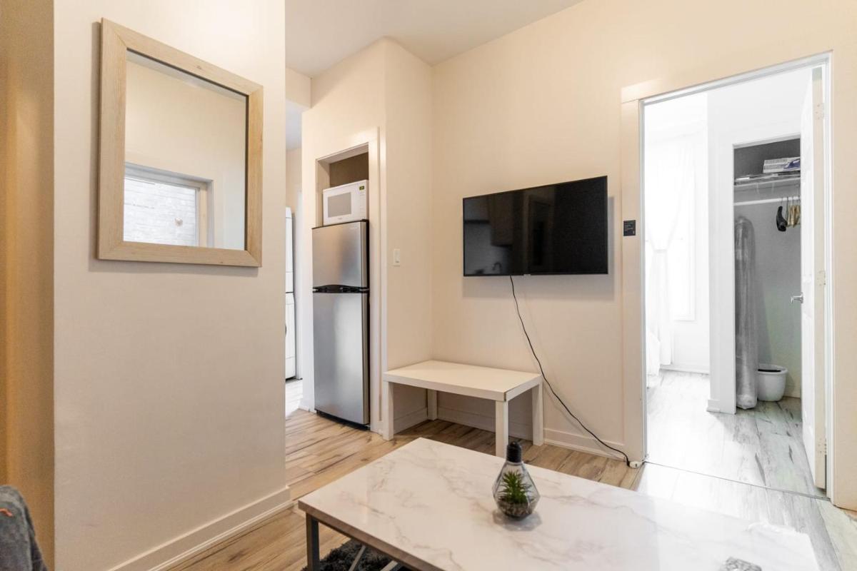 Modern 1 Bedroom apartment with in-suite laundry - Housity