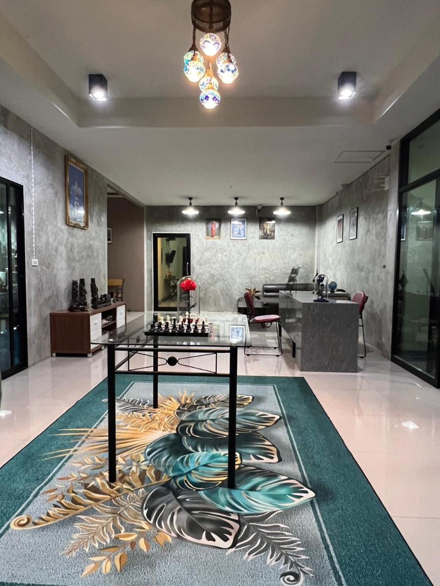 V Tharm Hotel - Housity