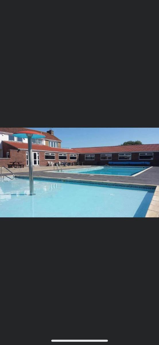 Family Fishing Holiday at Shortferry Lincolnshire 4G free swimming - Housity