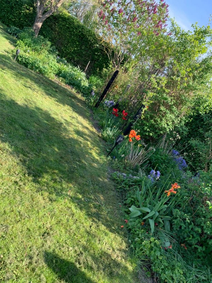 2 private tiny houses on beautiful nature plot, private parking - Housity