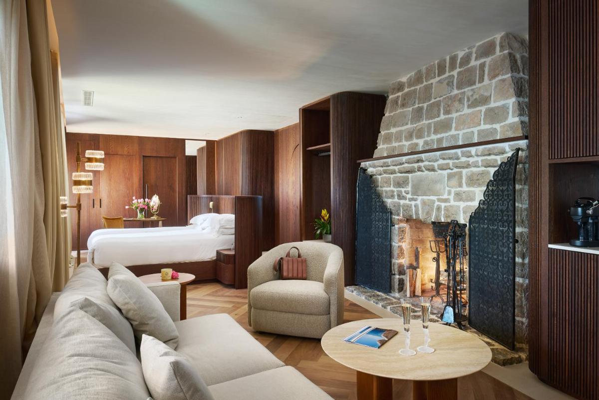 un salon avec un canapé et une cheminée dans l'établissement Chateau Eza, à Èze