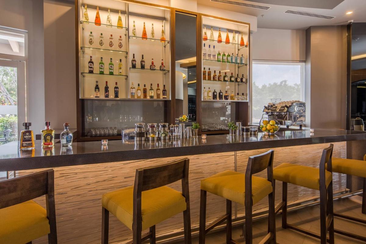 AC Hotel by Marriott Guadalajara Expo - Housity